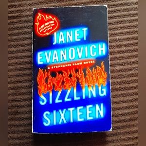 Janet Evanovich Sizzling Sixteen paperback